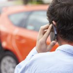 交通事故後に加害者が携帯電話で警察や保険会社への連絡をしているイメージ画像