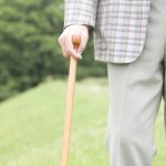 杖をついて外を歩く高齢者のイメージ画像